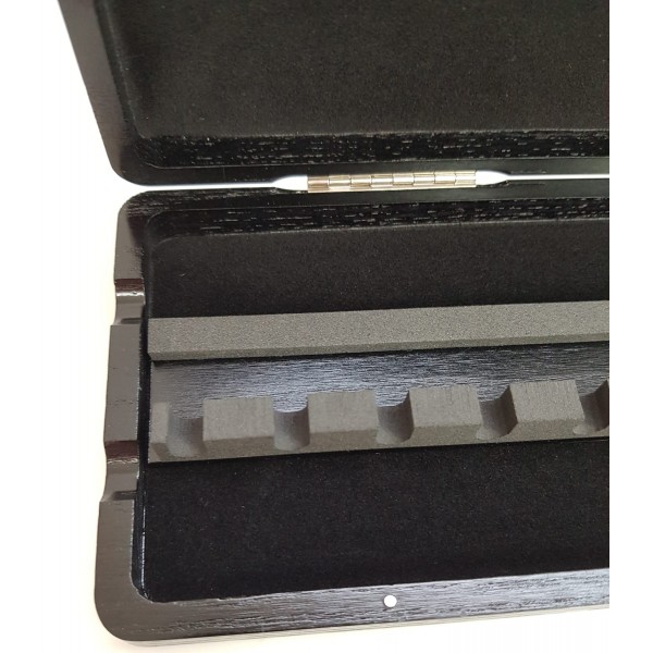 Estuche de madera para 12 cañas de fagot con tudelero tipo clip.