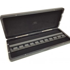 Estuche de madera para 12 cañas de fagot con tudelero tipo clip.