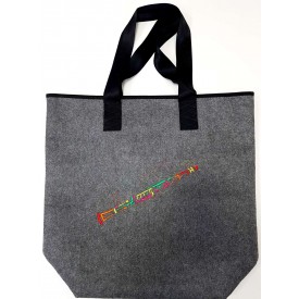 Bolso de fieltro con un clarinete bordado