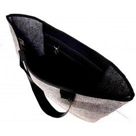 Bolso de fieltro con un clarinete bordado